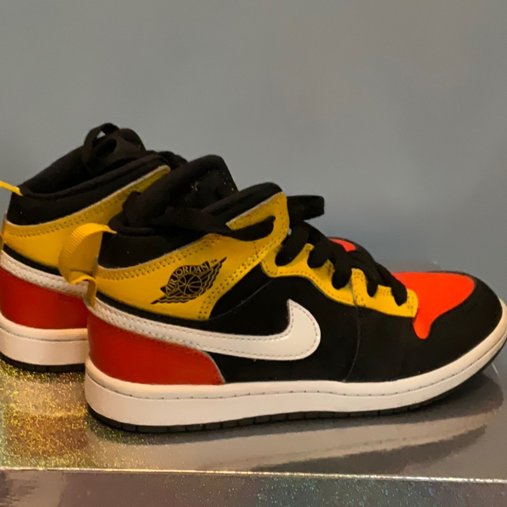 JORDAN 1 mid SE G’s black Amarillo orange